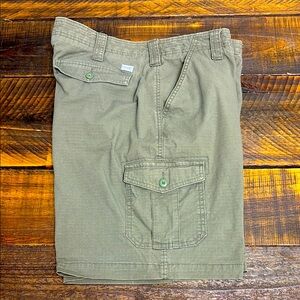 Olive Green Men's Cargo Shorts - Ocean Coast - size 34 waist
